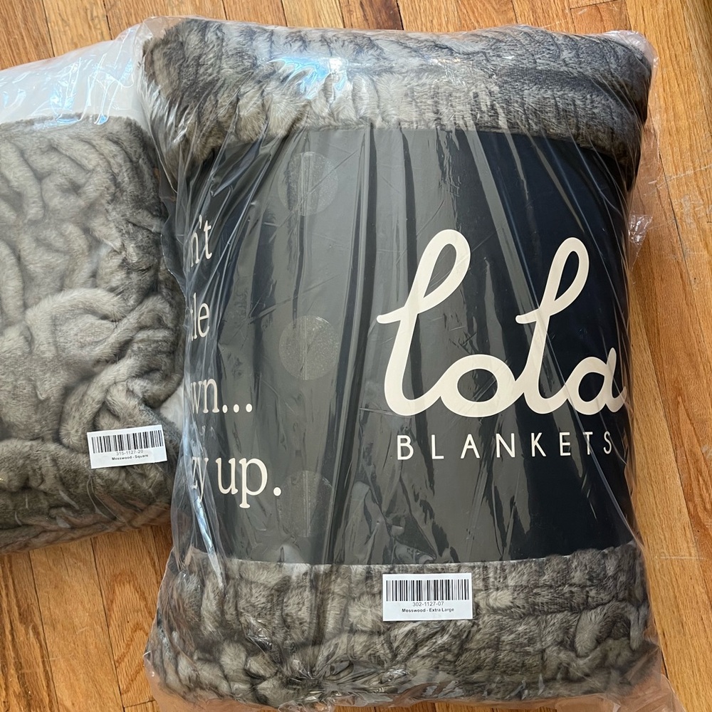 NEW Lola XL Blanket and pillow